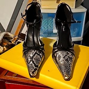 New Michael Antonio Designer Shoes, Sz 8, T-Strap, Black & Gray, Snakeskin Print